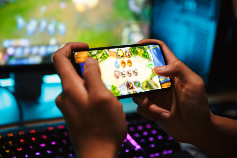 Hands,Of,Young,Gamer,Boy,Playing,Video,Games,On,Smartphone